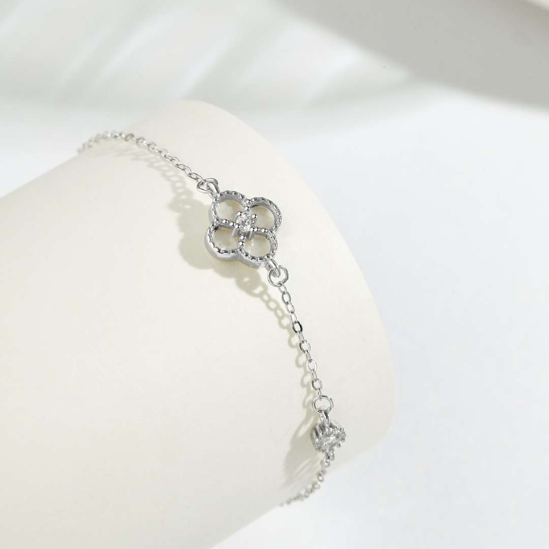 [Vivid Aurora]Delicate Four Leaf Clover Bracelet