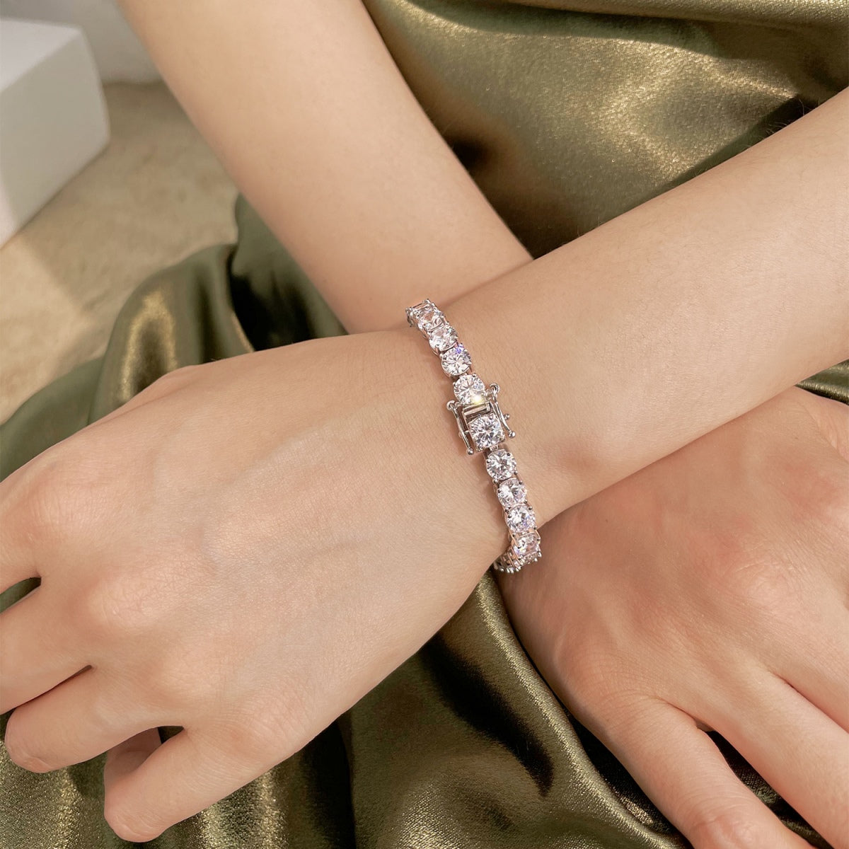 [Vivid Aurora]0.75 Carat Dazzling Round Cut Wedding Bracelet